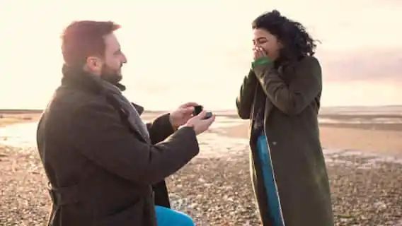 Why Do People Propose? Know Psychology Behind This Romantic Gesture