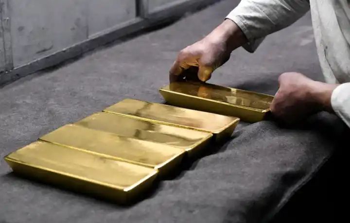 Gold flat as dollar strength counters safe-haven demand