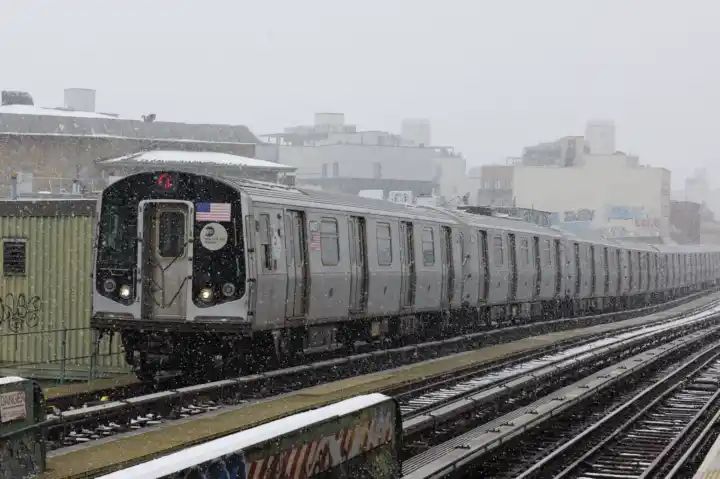 New York subway shooting kills 1, injures 5