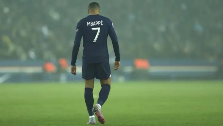 Kylian Mbappé tells PSG he will leave club at end of season