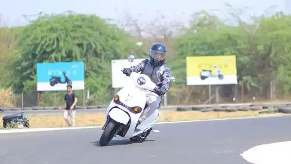 This electric two-wheeler maker achieves a new milestone selling 100,000 EVs