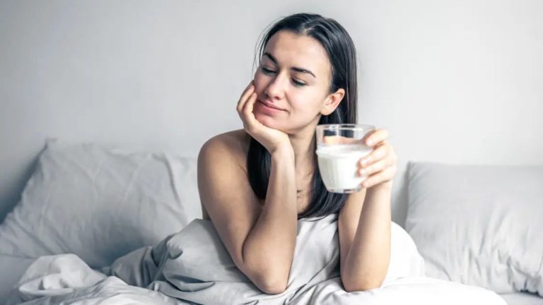 Drinking milk before bed? Know THESE 5 surprising benefits