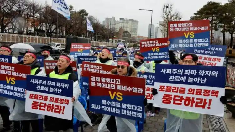 Junior doctors push South Korea into ‘severe’ medical emergency as strike grows