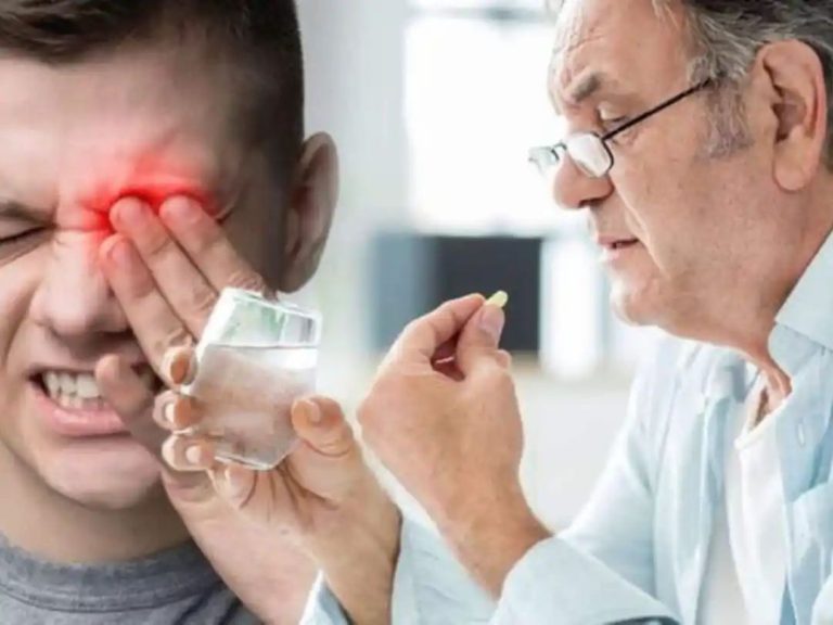 Vitamin B12 Deficiency Symptoms In Men: 7 Unusual Signs Of Vitamin B12 Deficiency In Eyes