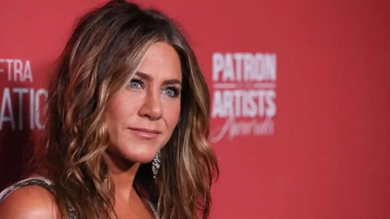 Jennifer Aniston sparks engagement rumours with huge diamond ring