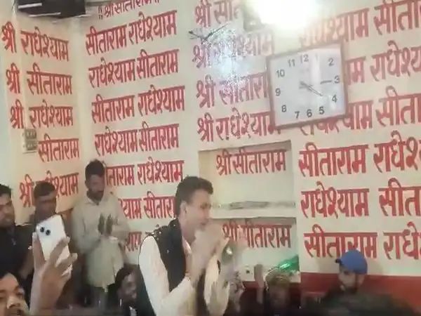 MP Congress chief Jitu Patwari joins in devotional singing of ‘Ram Dhun’ in Morena