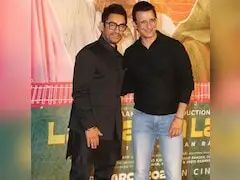 Just Aamir Khan And His 3 Idiots Co-Star Sharman Joshi Posing At Laapataa Ladies Screening