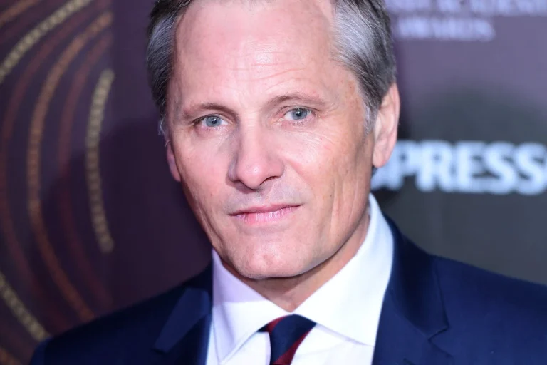 Viggo Mortensen shows support for Ukraine at Glasgow festival premiere