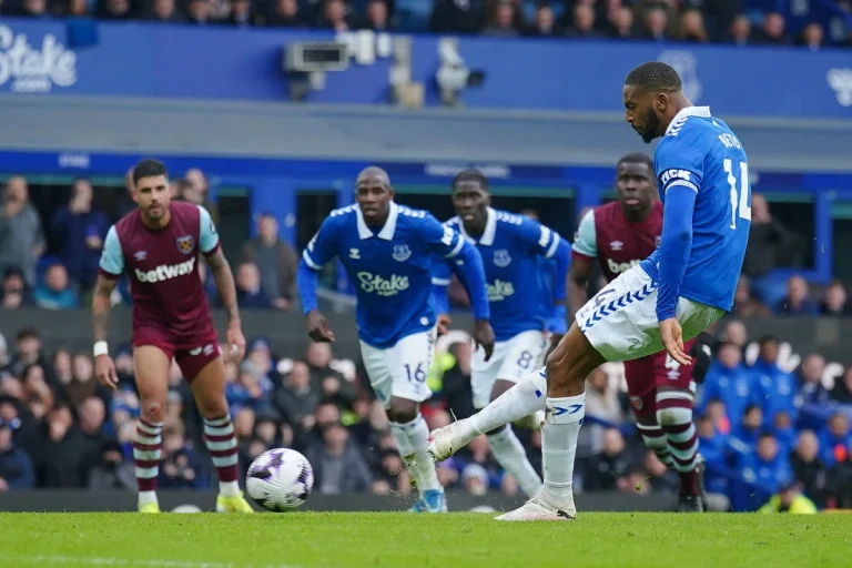 Sean Dyche tells Everton players to take responsibility for missed chances