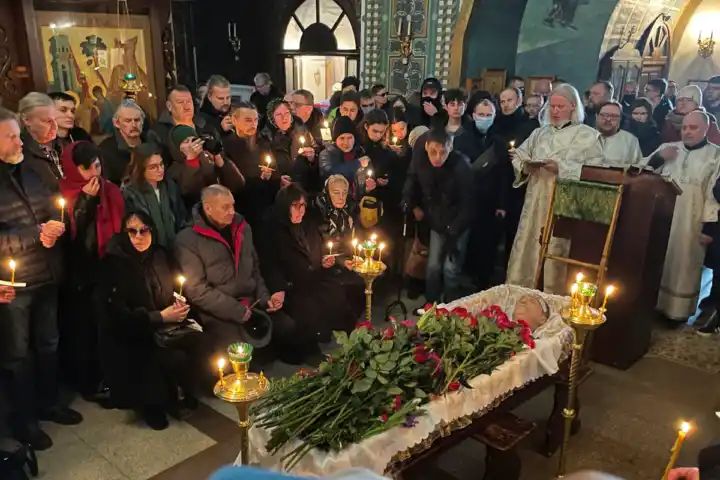 Crowd chants anti-Putin slogans as thousands gather for Alexei Navalny’s funeral