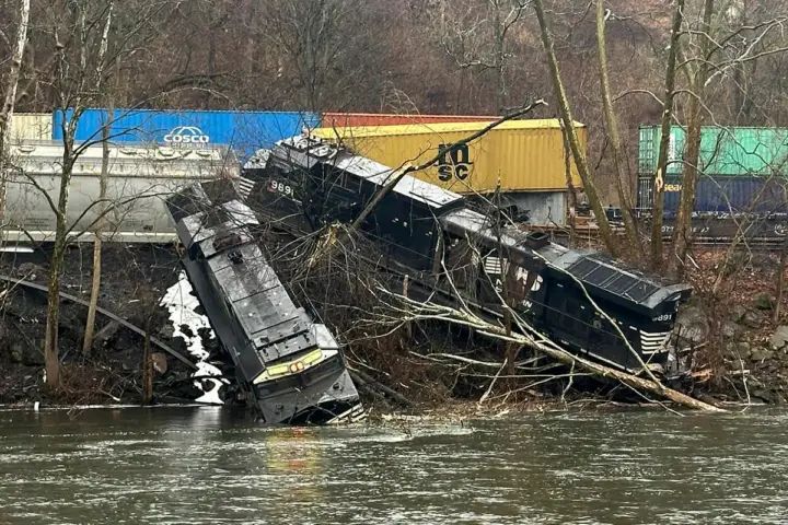 Norfolk Southern freight train derails in Pennsylvania