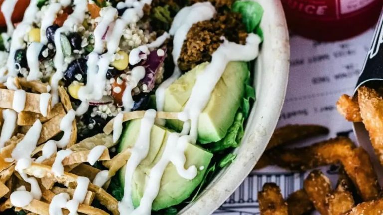 5 Reasons Why Eating Salads At Night Is Considered Unhealthy