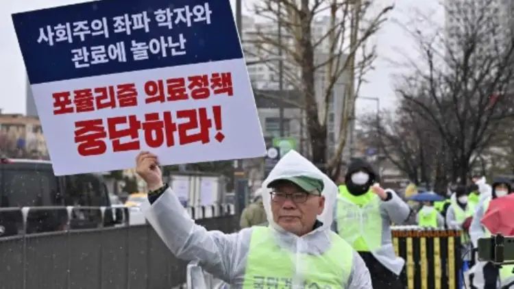 South Korea threatens legal action against doctors protesting against medical reforms