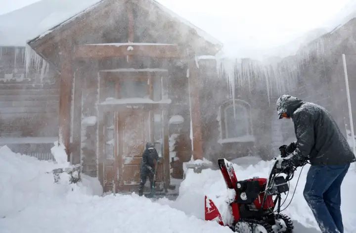 What is the Donner pass, the treacherous California mountain route notorious for cannibalism incident