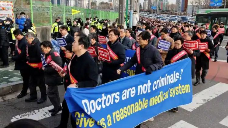 South Korea gets tough with protesting medics, summon first doctor for questioning