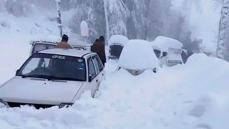 Unexpected snowfall takes several lives in Pakistan, Afghanistan; Northwest Indian shivers in March