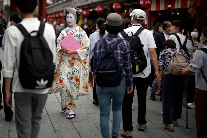 Kyoto to ban tourists from Geisha district over ‘out of control’ behaviour