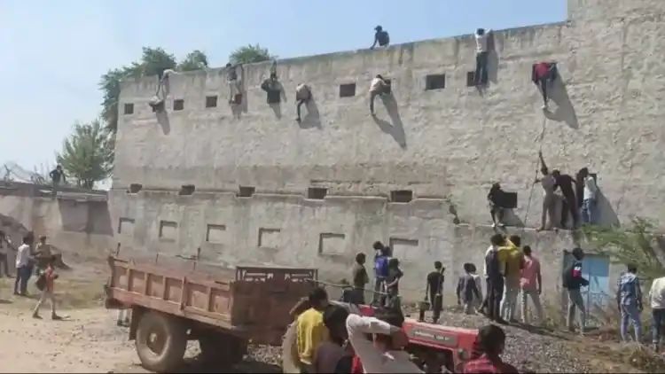 Watch: People climb school walls in Haryana to help students cheat in board exam