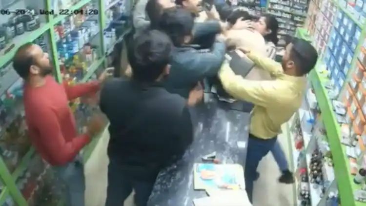 Group of men brutally assault pharmacists in Greater Noida