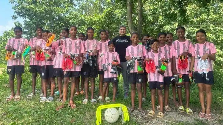 This man quit his high-paying job to teach underprivileged village kids in Bengal