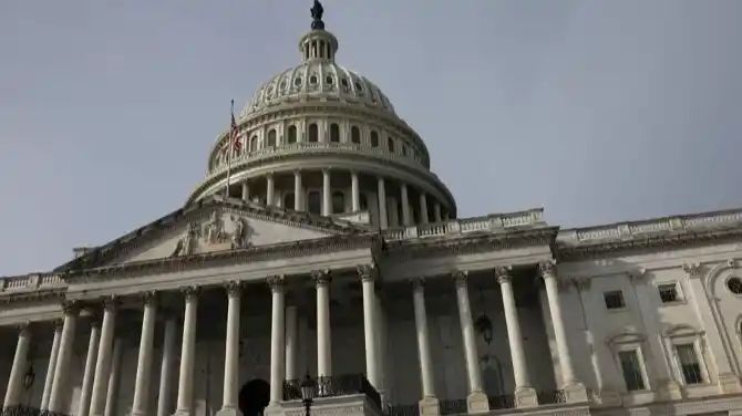 US Senate approves $470 billion spending bill, averts government shutdown