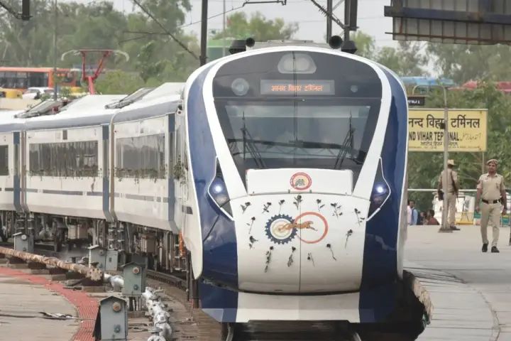 Railway Minister Unveils Body Structure of Vande Bharat Sleeper Variant, Check Details