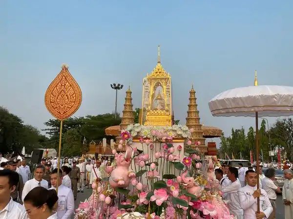 Thousands of devotees throng Ubon Ratchathani, pay respect to Lord Buddha’s relics