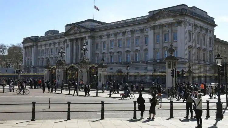 UK: Man arrested in London for ‘crashing’ car into Buckingham Palace gates