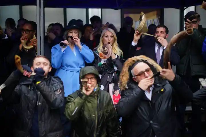 Hundreds ‘from Sussex to Jerusalem’ join shofar chorus in call to free hostages