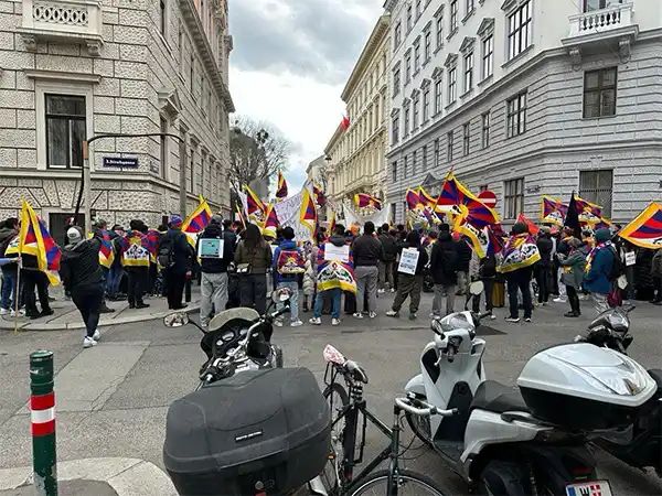 Vienna: Tibetan diaspora protests outside Chinese embassy on 65th National Uprising Day