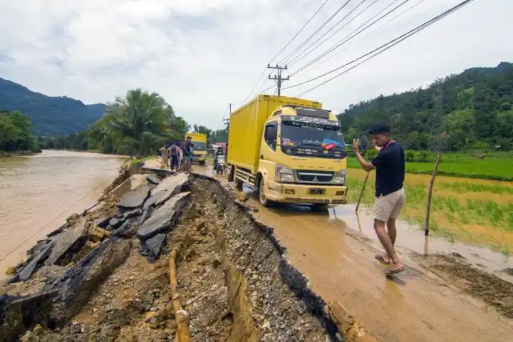 At least 26 dead and 11 missing after flash floods and landslides on Indonesia’s Sumatra island