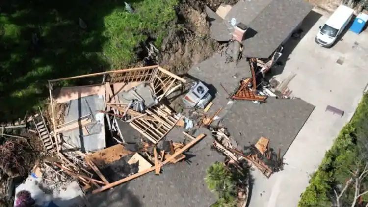 Landslide strikes Los Angeles’ wealthy neighborhood, reduces house to rubble