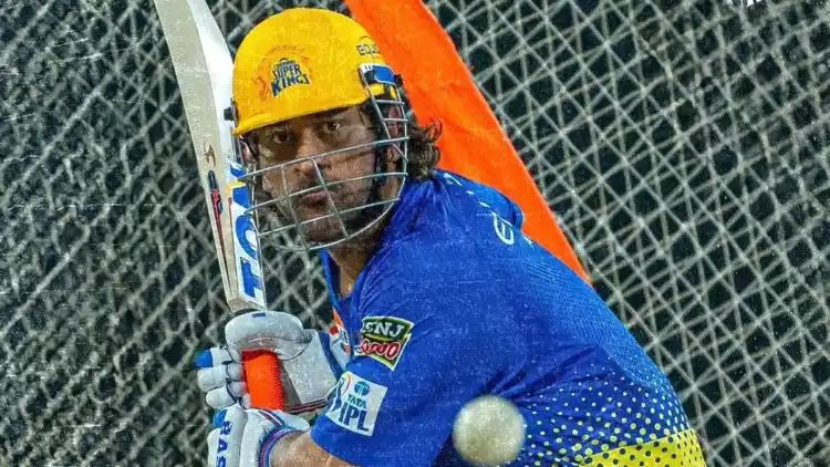 MS Dhoni smashes no-look six, Chepauk crowd roars for CSK skipper