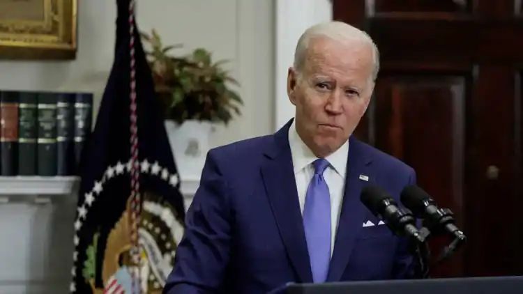 Netizens flabbergasted to see Biden seek staffer’s permission to take questions from media in Michigan