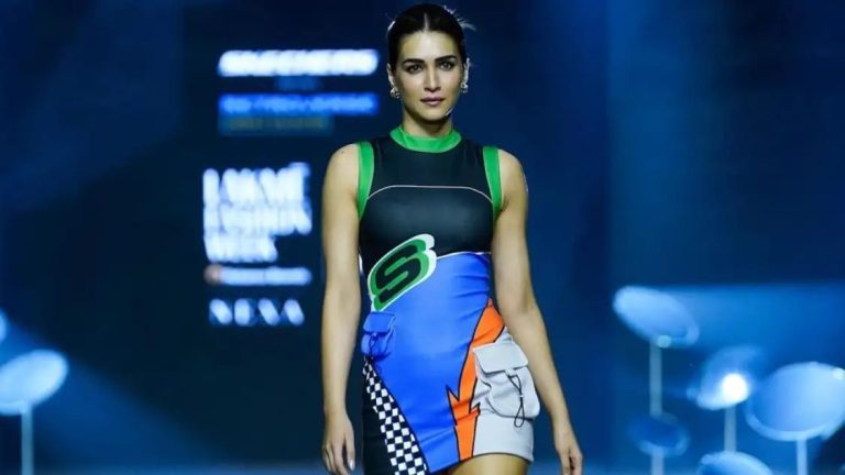 Kriti Sanon`s `stress-free` ramp walk sans heels on Lakme Fashion Week Day 3