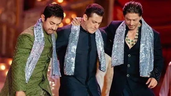 Shah Rukh Khan and Salman Khan fake fight while Aamir Khan plays peacemaker at Jamnagar bash. Watch