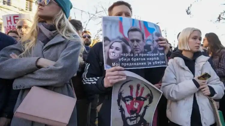 Russians Defy Putins Crackdown, Turn Out To Protest In Presidential Election