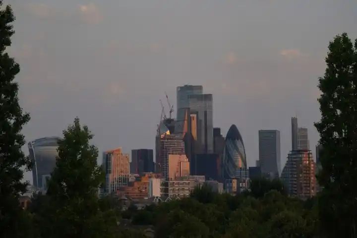 FTSE records small drop in quiet day for London trading