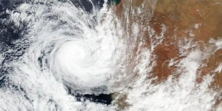 700 people stranded by Australia cyclone