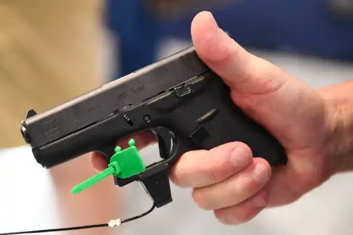 Chicago suing gunmaker Glock for selling easily convertible weapons