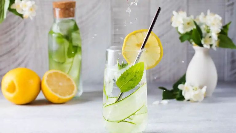 5 Amazing Benefits Of Drinking Lemon Water On Every Summer Morning