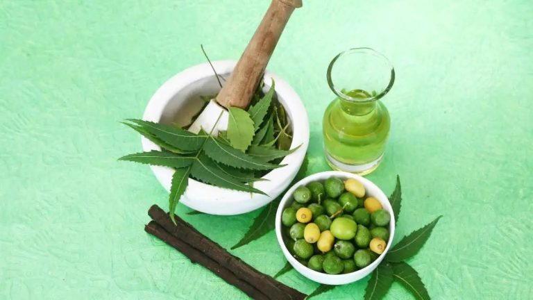 6 Benefits Of Using Neem Oil For Clean And Blemish-Free Skin