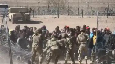 US Border Standoff: Migrants Defy Texas Immigration Law, Clash With Guards In Razor Wire Breach