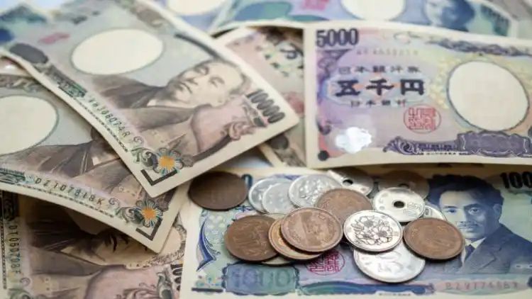 Yen drops to weakest since 1990