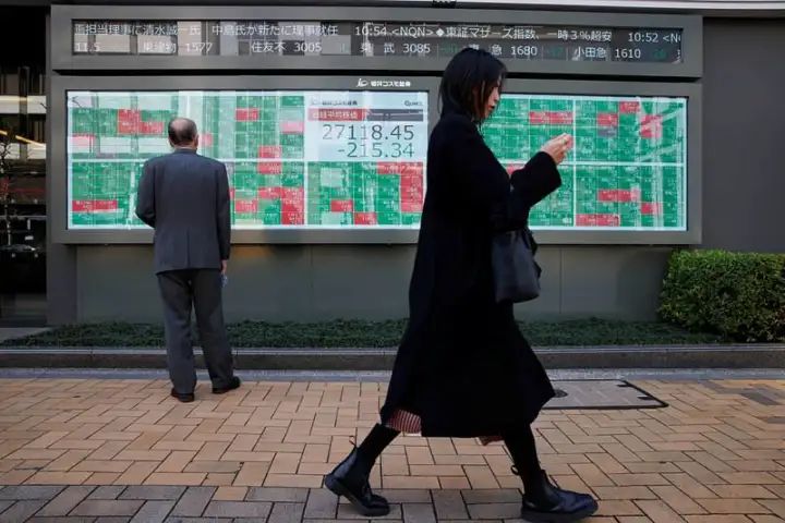 Shares edge higher; yen’s drop to 1990 low lifts Nikkei