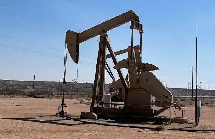 Oil falls 1% as US crude inventories surge