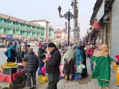 Markets overflow with shoppers on Eid eve in Kashmir