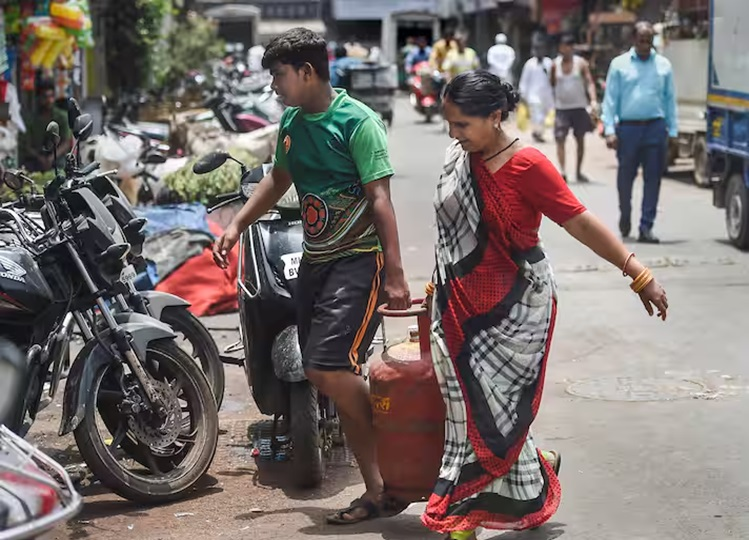 LPG Cylinder Quota: Gas cylinders do not last even for a month, so be careful, because only so many are available in a year!