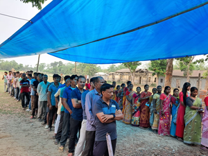 Amid flood of complaints, 50.96 pc turnout in Bengal’s three LS seats till 1 pm