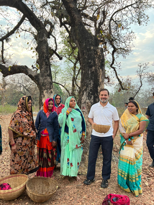 Rahul Gandhi makes surprise visit to women collecting ‘mahua’ flowers in MP’s Shahdol